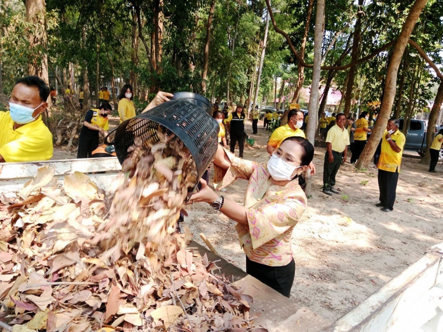 คณะผู้บริหารและพนักงานส่วนตำบล องค์การบริหารส่วนตำบลศรีฐาน ร่วมกิจกรรม &quot;วันท้องถิ่นไทย&quot; (กิจกรรมจิตอาสาบำเพ็ญประโยชน์) ประจำปี 2566 อำเภอป่าติ้ว จังหวัดยโสธร