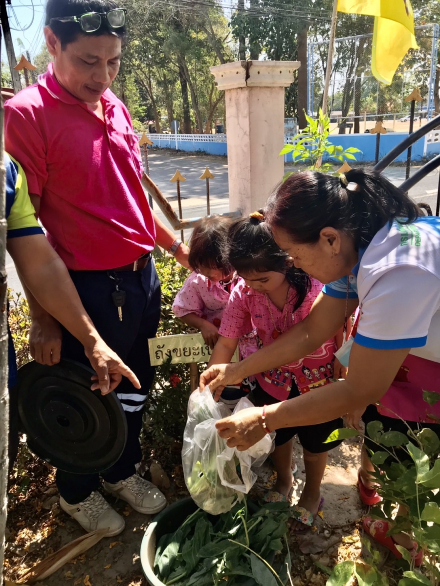 กองสาธารณสุขและสิ่งแวดล้อม  องค์การบริหารส่วนตำบลศรีฐาน  ได้ออกสอบทวนโครงการรณรงค์การใช้ถังขยะเปียกลดโลกร้อน